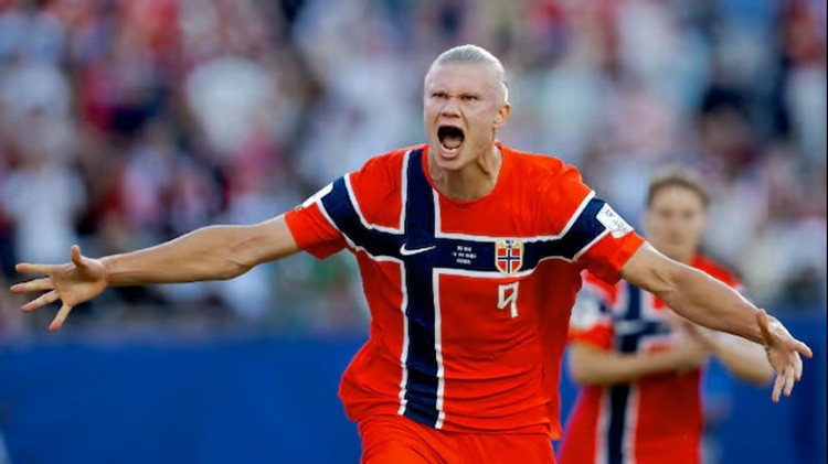 Haaland hizo historia y lider&oacute; la victoria de Noruega en su estreno mundialista