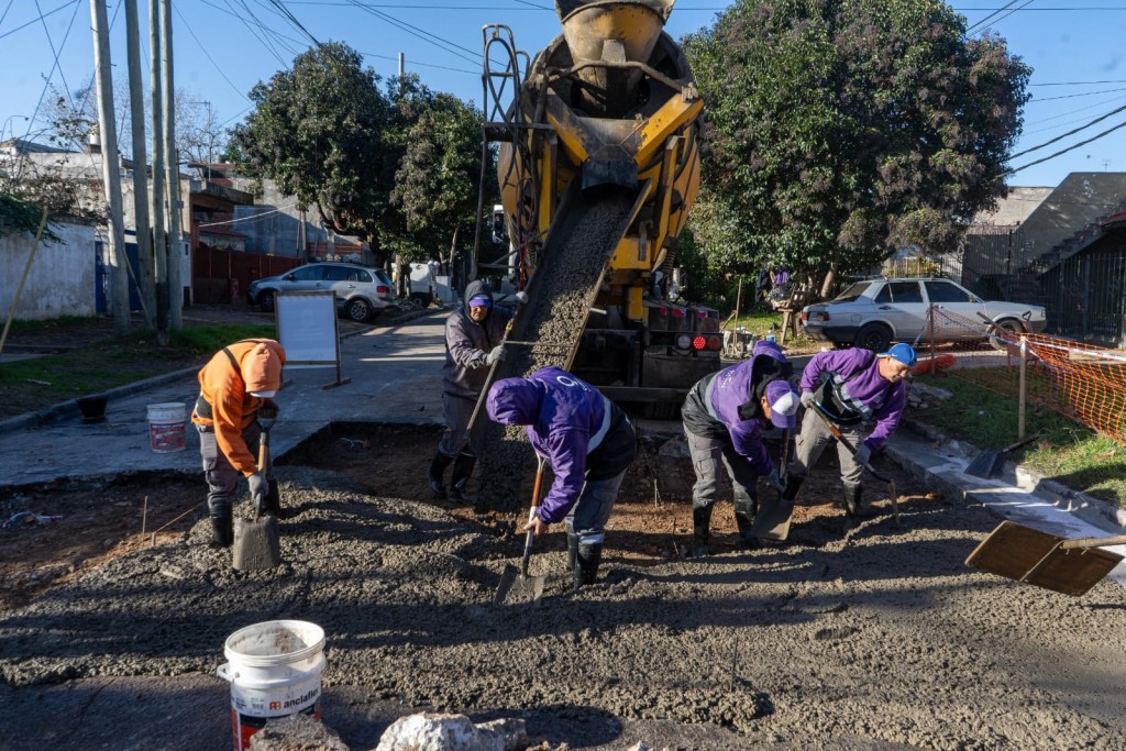 Quilmes avanza con obras de bacheo en distintos barrios con financiamiento 100% municipal