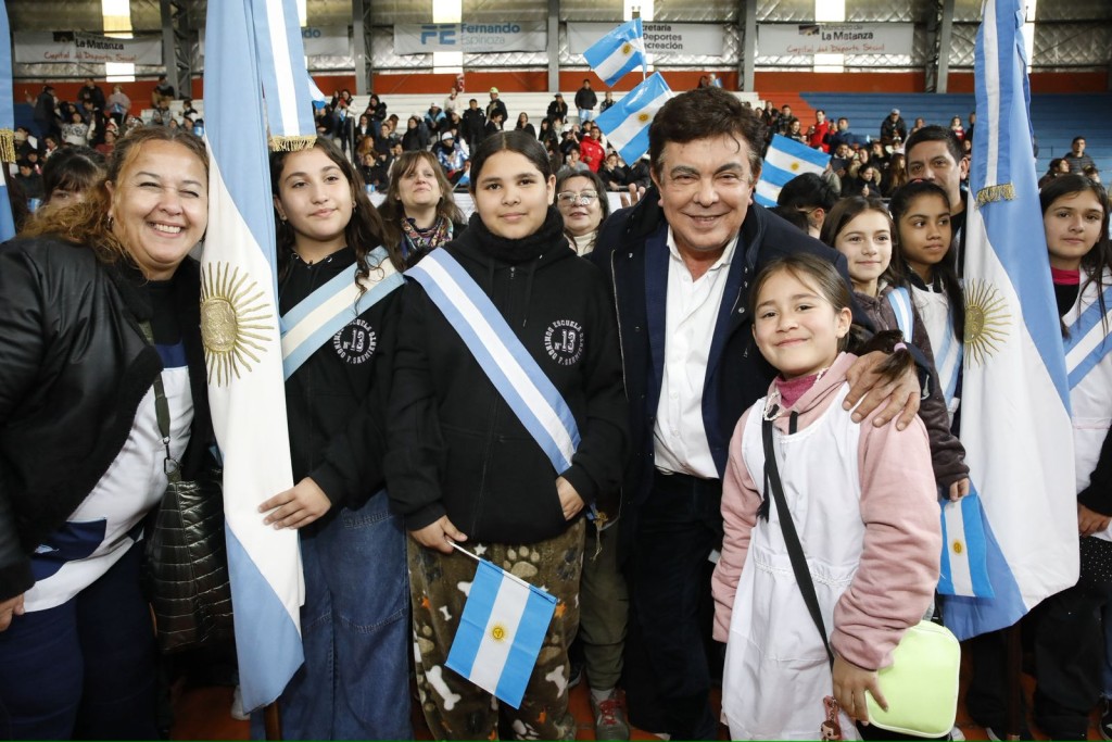 M&aacute;s de 5.000 estudiantes prometieron lealtad a la Bandera en una multitudinaria jornada en La Matanza