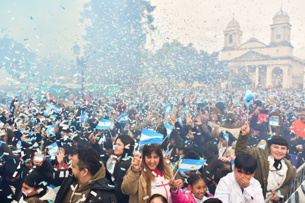 Miles de estudiantes de Mor&oacute;n vivieron una emotiva Promesa de Fidelidad a la Bandera