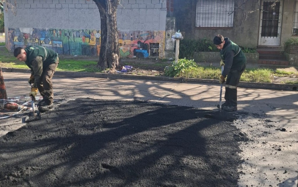 Monte Grande suma nuevas obras de bacheo para mejorar la circulaci&oacute;n en calles clave