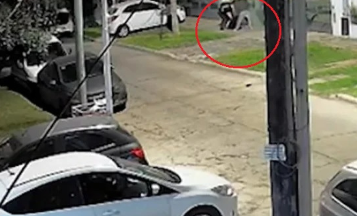 Violento asalto en Villa Luzuriaga: tiraron al suelo a una mujer y escaparon con su auto