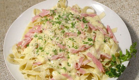 Fettuccini con salsa Alfredo: la receta italiana que conquist&oacute; al mundo con su cremosidad