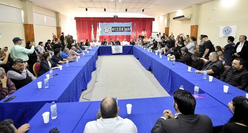 Kicillof se reuni&oacute; con intendentes y gremios en Corrientes y llam&oacute; a construir una alternativa al Gobierno nacional