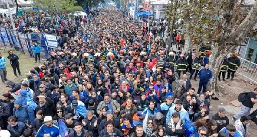 El &uacute;ltimo adi&oacute;s al Indio: una despedida multitudinaria que ya lo consagra como s&iacute;mbolo popular