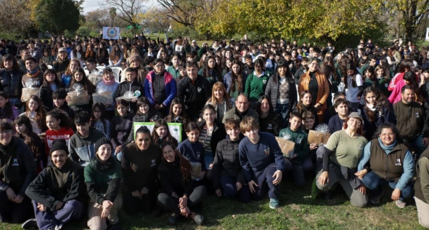 M&aacute;s de 1.400 estudiantes asumieron el Compromiso Ambiental en Mor&oacute;n y recibieron &aacute;rboles nativos