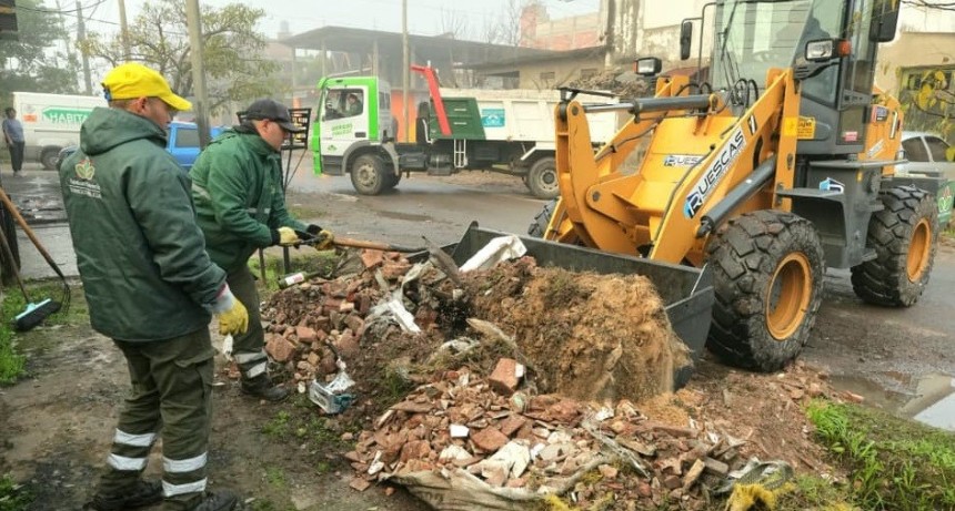 Refuerzan los operativos de limpieza en barrios de Esteban Echeverr&iacute;a con m&aacute;s maquinaria y personal