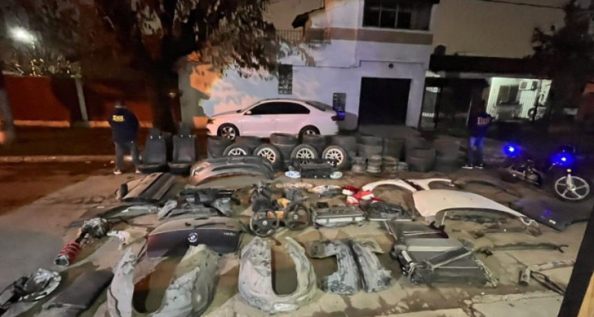 Cay&oacute; una banda que desguazaba autos robados y vend&iacute;a las autopartes por redes sociales