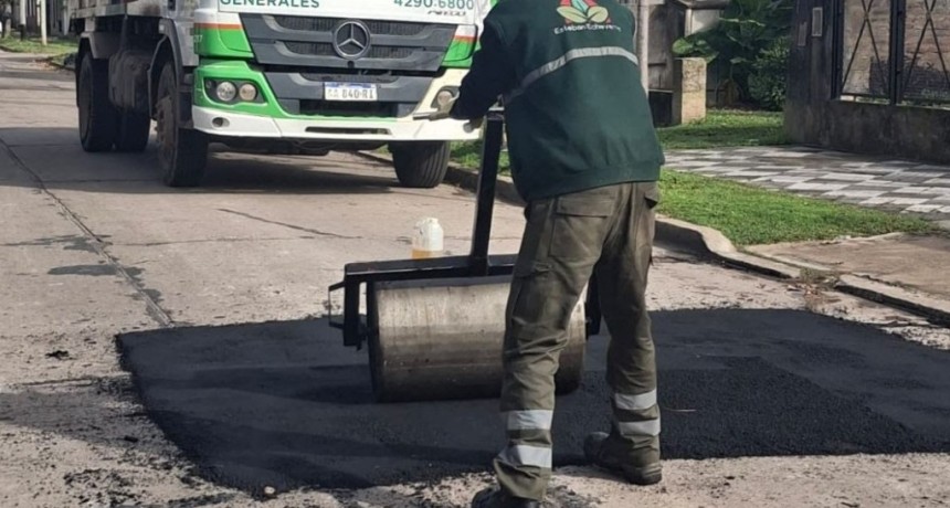 Avanzan las obras de bacheo en Monte Grande para mejorar la circulaci&oacute;n vehicular