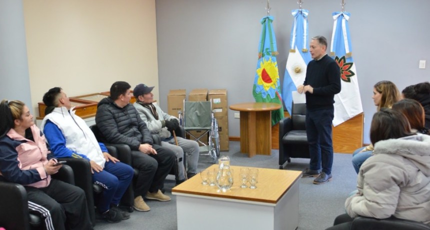 Fernando Gray entreg&oacute; sillas de ruedas a vecinos de Esteban Echeverr&iacute;a con problemas de salud