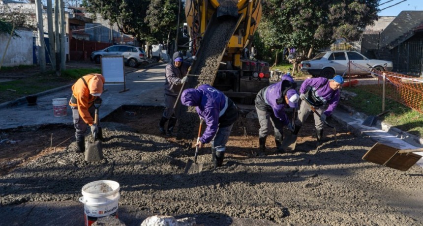 Quilmes avanza con obras de bacheo en distintos barrios con financiamiento 100% municipal