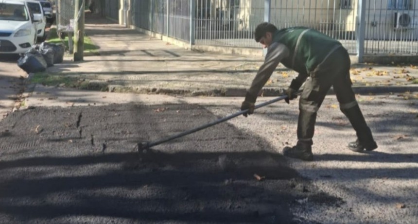 Avanzan las obras de bacheo en Monte Grande para mejorar la circulaci&oacute;n urbana