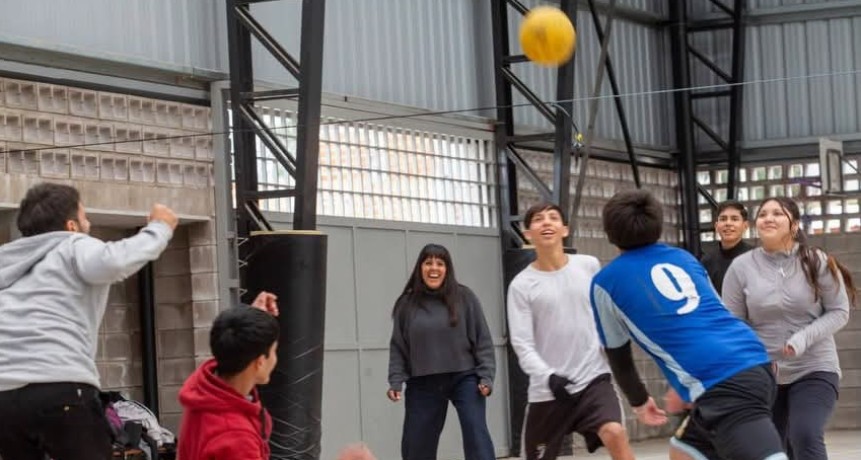 Quilmes suma espacios para el deporte: Eva Mieri recorri&oacute; el Polideportivo Maradona junto a estudiantes