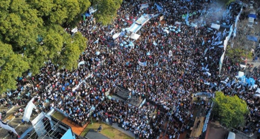 Una multitud volvi&oacute; a reclamar por Cristina Kirchner y reaviv&oacute; el pedido para que sea candidata