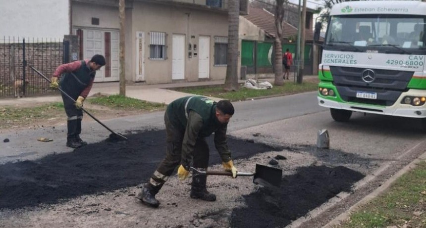 Avanzan las obras de bacheo en Esteban Echeverr&iacute;a para mejorar la circulaci&oacute;n y la seguridad vial