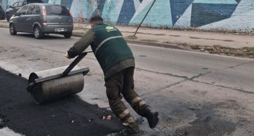 Contin&uacute;an las obras viales en Luis Guill&oacute;n: avanzan los trabajos de bacheo sobre la calle San Mart&iacute;n