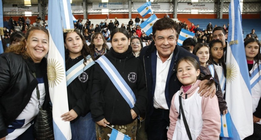 M&aacute;s de 5.000 estudiantes prometieron lealtad a la Bandera en una multitudinaria jornada en La Matanza