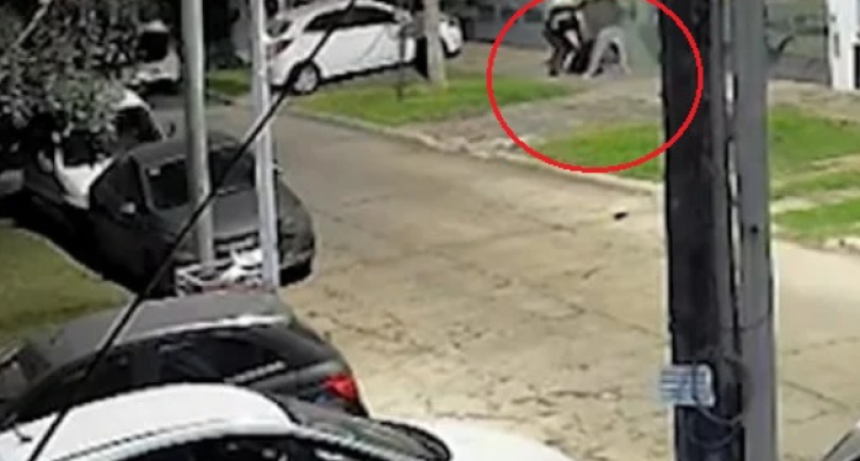 Violento asalto en Villa Luzuriaga: tiraron al suelo a una mujer y escaparon con su auto