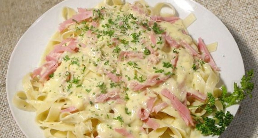 Fettuccini con salsa Alfredo: la receta italiana que conquist&oacute; al mundo con su cremosidad