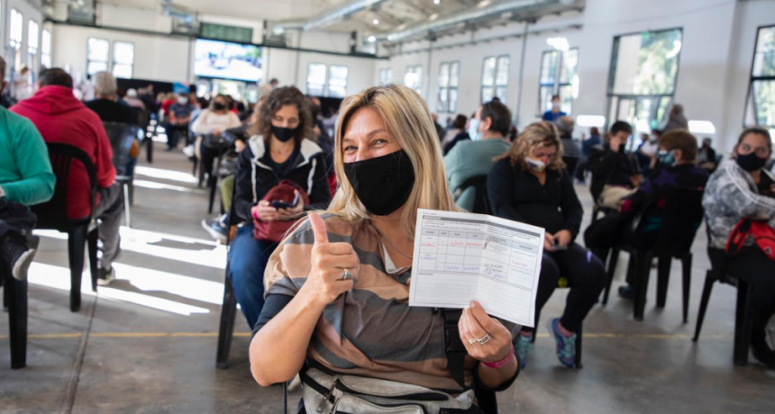 El 70% de la población argentina de 20 años y más ya inició su esquema de vacunación contra COVID-19