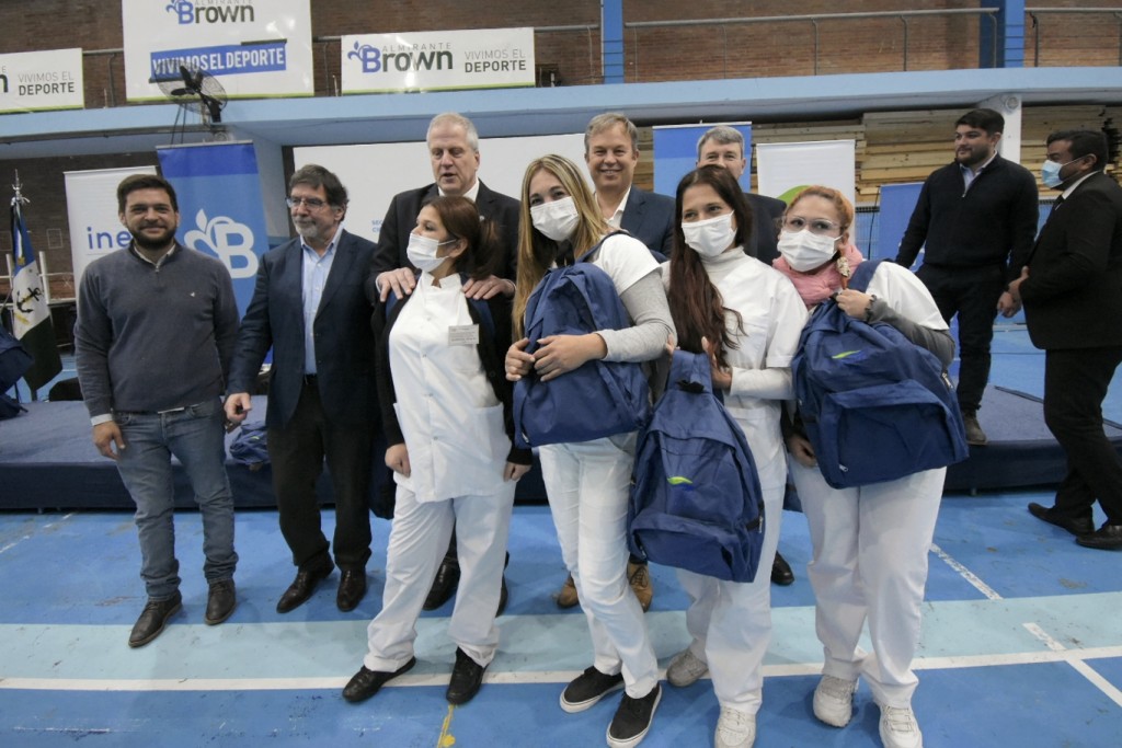 El Ministerio de Educación de la Nación entregó 18 mil mochilas técnicas a estudiantes de Enfermería de todo el país