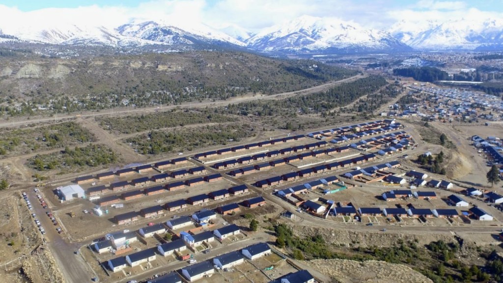 Bariloche: Ferraresi y Carreras entregaron viviendas y Créditos Casa Propia