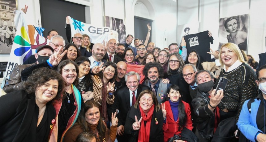 El presidente promulgó las leyes de VIH y Oncopediatría, que amplían derechos y cambian el paradigma de atención