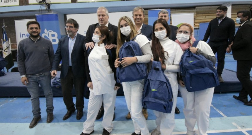 El Ministerio de Educación de la Nación entregó 18 mil mochilas técnicas a estudiantes de Enfermería de todo el país