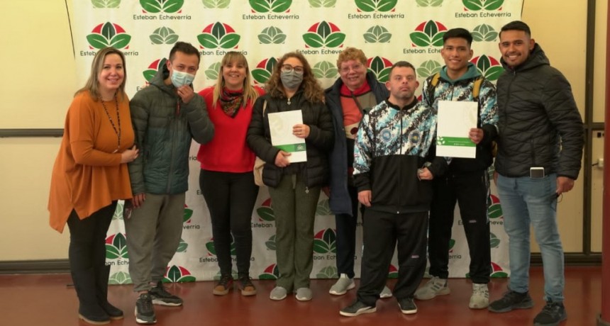 El Municipio de Esteban Echeverría entregó subsidios a deportistas que competirán en el Mundial de Taekwondo