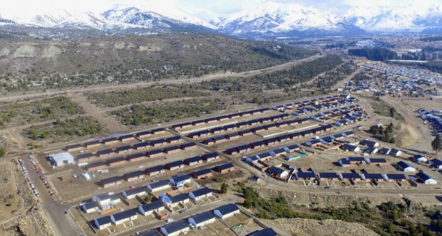 Bariloche: Ferraresi y Carreras entregaron viviendas y Créditos Casa Propia