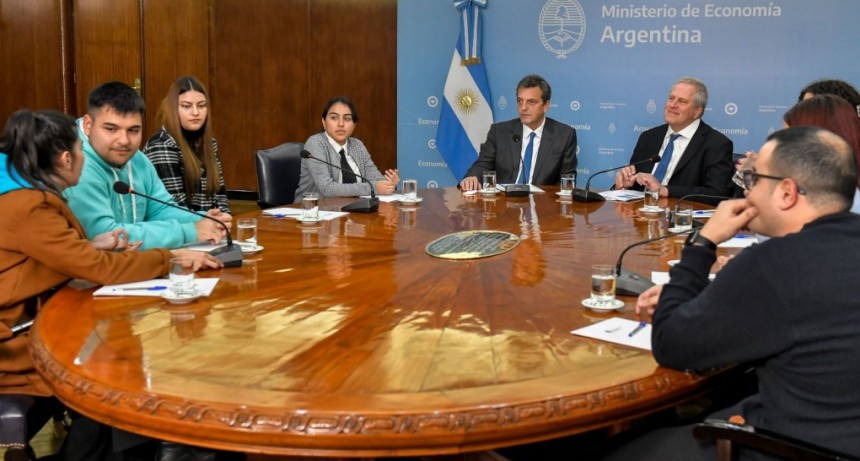 Massa y Perczyk anunciaron un aumento de más del 50% en los montos de las Becas Progresar