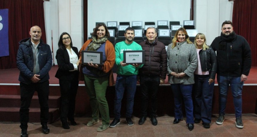 Fernando Gray entregó notebooks a estudiantes y visitó instituciones educativas y sociales de los barrios La Cautiva y Santa Rosa