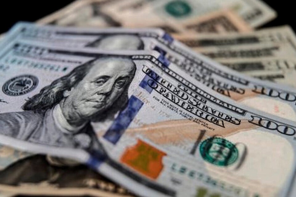El dólar blue cierra en alza y marca un nuevo récord de $1.405