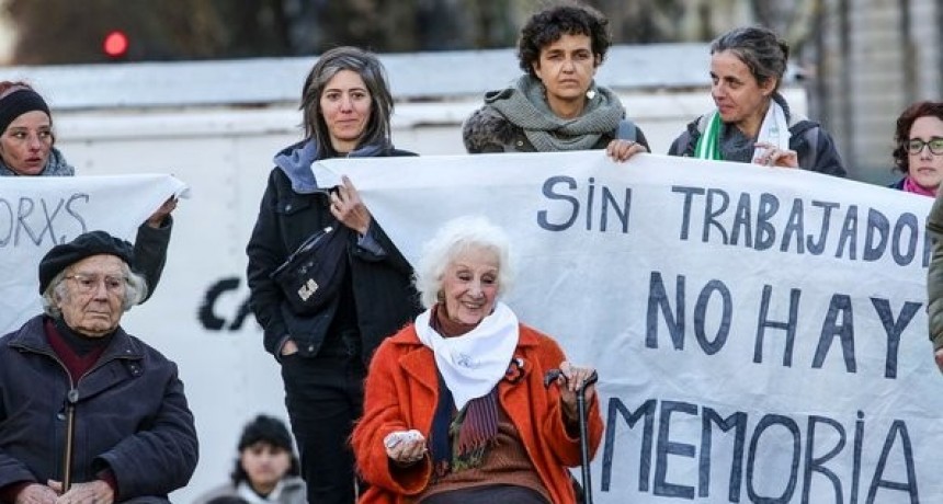 Marcha en Plaza de Mayo contra los despidos en Derechos Humanos