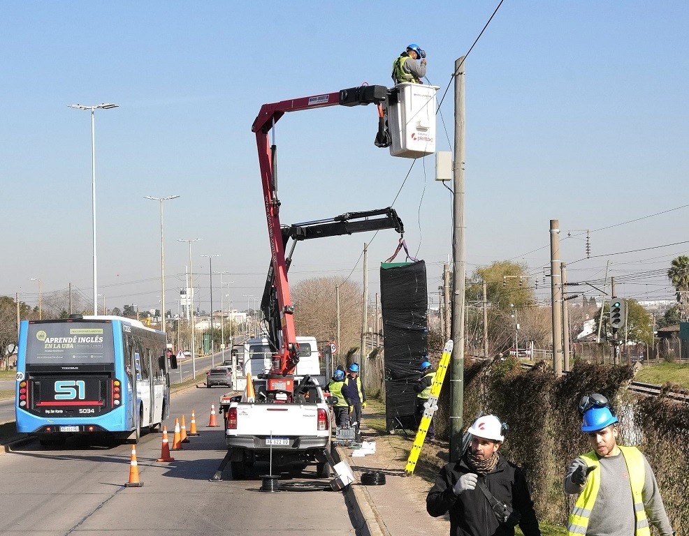 Echeverría renueva los tótems de velocidad y suma cámaras para detectar autos robados