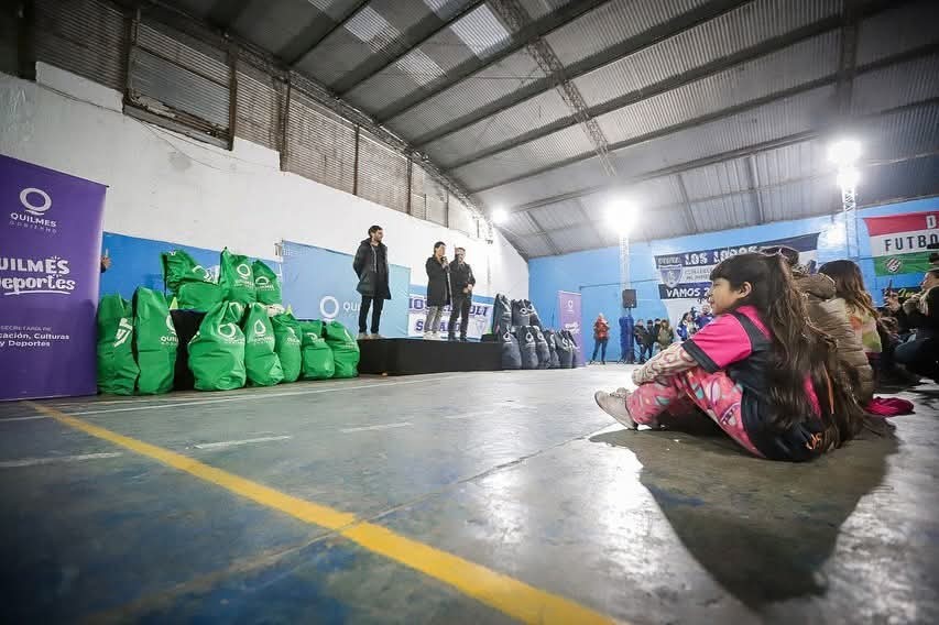 Mayra Mendoza entregó equipamiento deportivo a 20 clubes de barrio en Solano