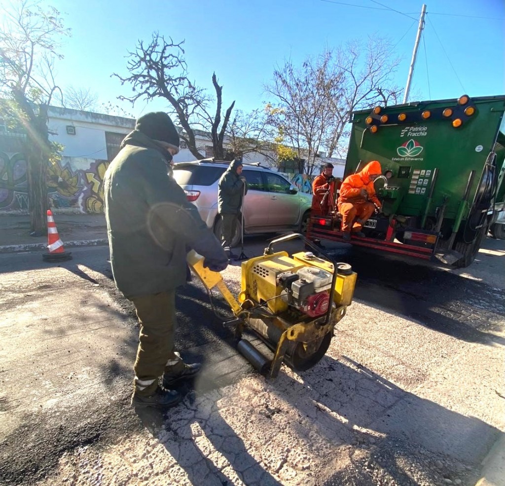 El Municipio de Esteban Echeverría avanza con obras de bacheo en El Jagüel