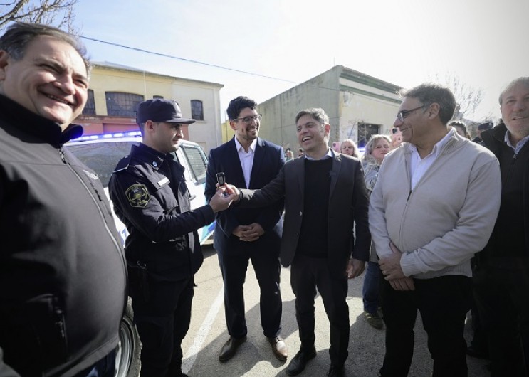 Kicillof entregó patrulleros, escrituras y equipamiento ambiental en Florentino Ameghino