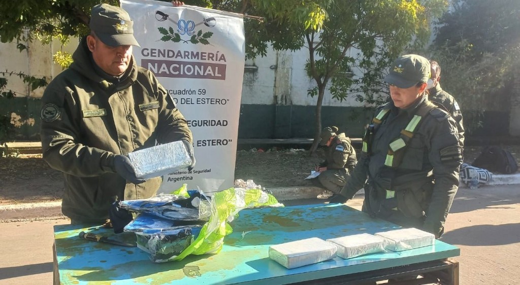 Gendarmería secuestró más de 65 kilos de cocaína en colectivos de tours de compras