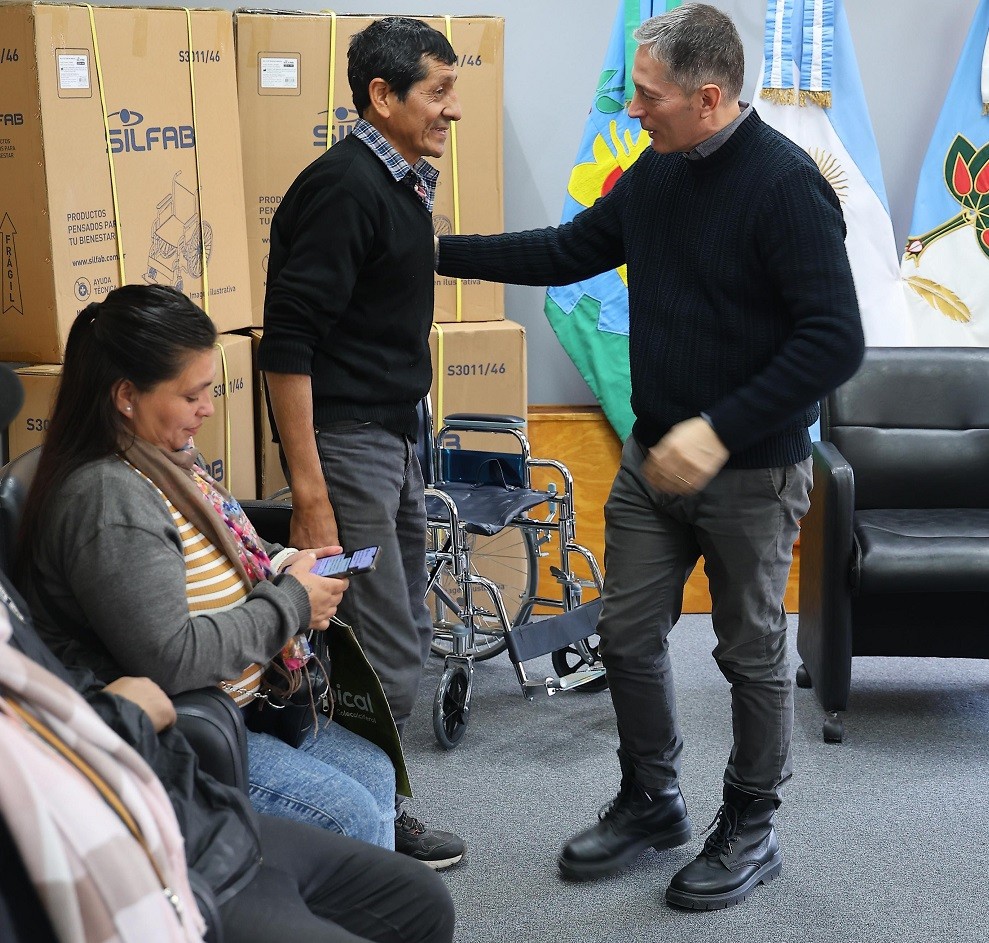 Fernando Gray entregó sillas de ruedas a personas con discapacidad en situación de vulnerabilidad