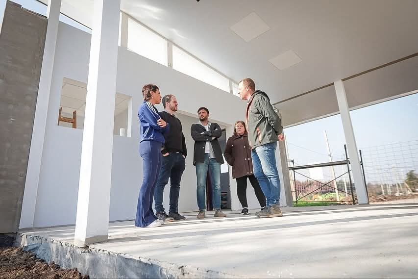 Mayra Mendoza recorrió el avance del nuevo edificio del CEF Nº 190 en Villa Alcira