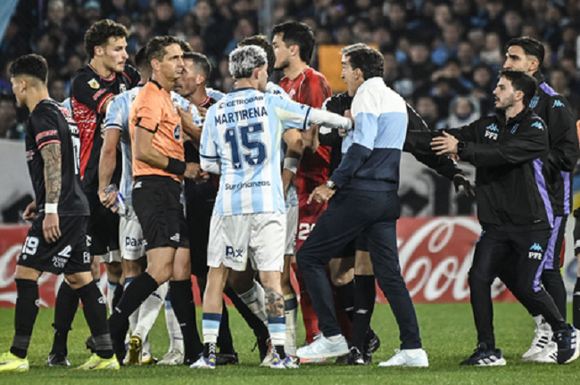 Con un penal a los 104 minutos, Barracas sorprendió a Racing y se llevó un triunfo con polémica en Avellaneda