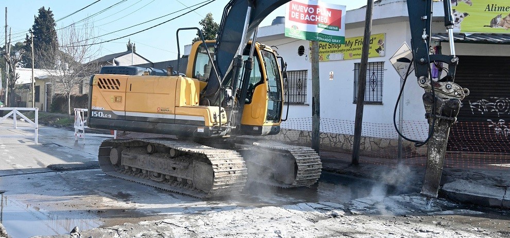Avanzan las obras de bacheo en Monte Grande Sur: intervienen la esquina de Battipede y Alem