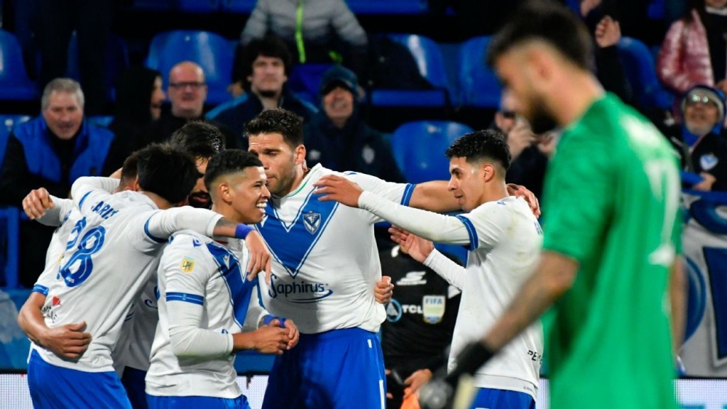 Vélez debutó con triunfo en el Clausura y celebró su título de Supercampeón ante Tigre