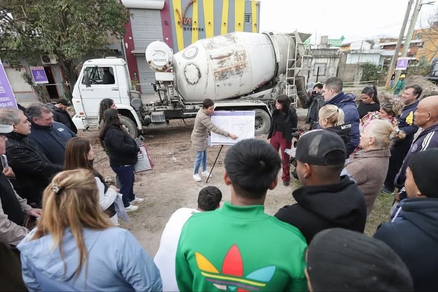 “Estamos saliendo del barro”: Mayra Mendoza recorrió la obra de pavimentación en el barrio Dreymar
