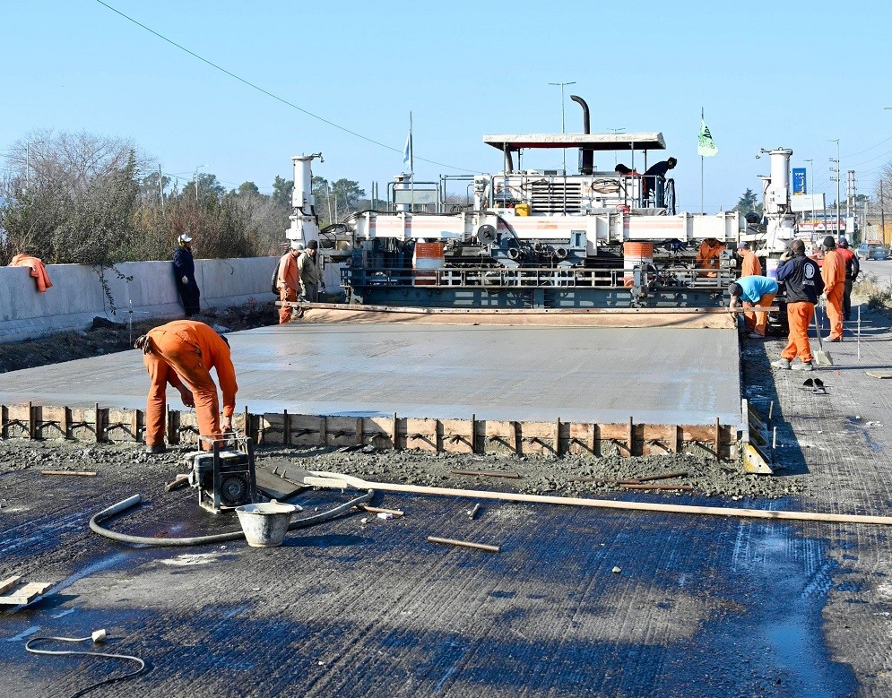 Esteban Echeverría avanza con obras de pavimentación en hormigón de alta resistencia sobre Ruta 4