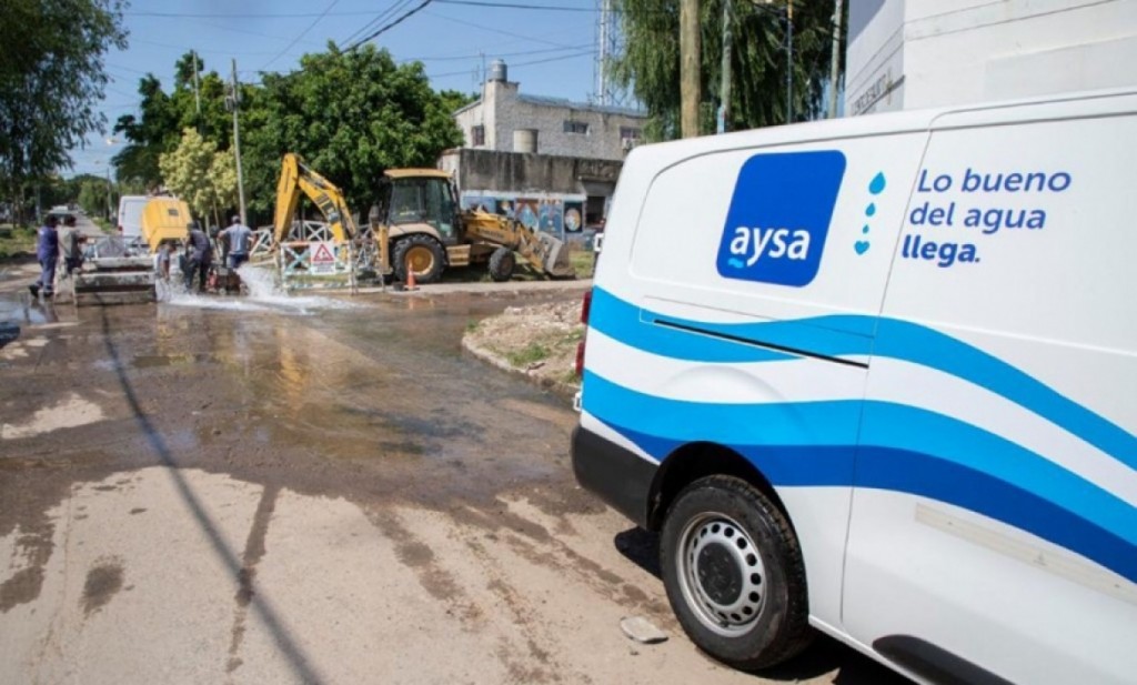 El Gobierno avanza con la privatización de AySA y habilita cortes de agua por falta de pago