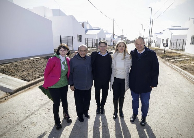 Kicillof y Magario entregaron 110 viviendas en Berazategui y criticaron la paralización de obras por parte del Gobierno nacional