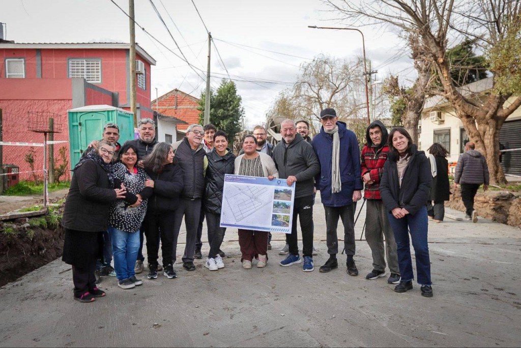 Mayra Mendoza recorrió obras de pavimento en Solano y pidió apoyo a Fuerza Patria