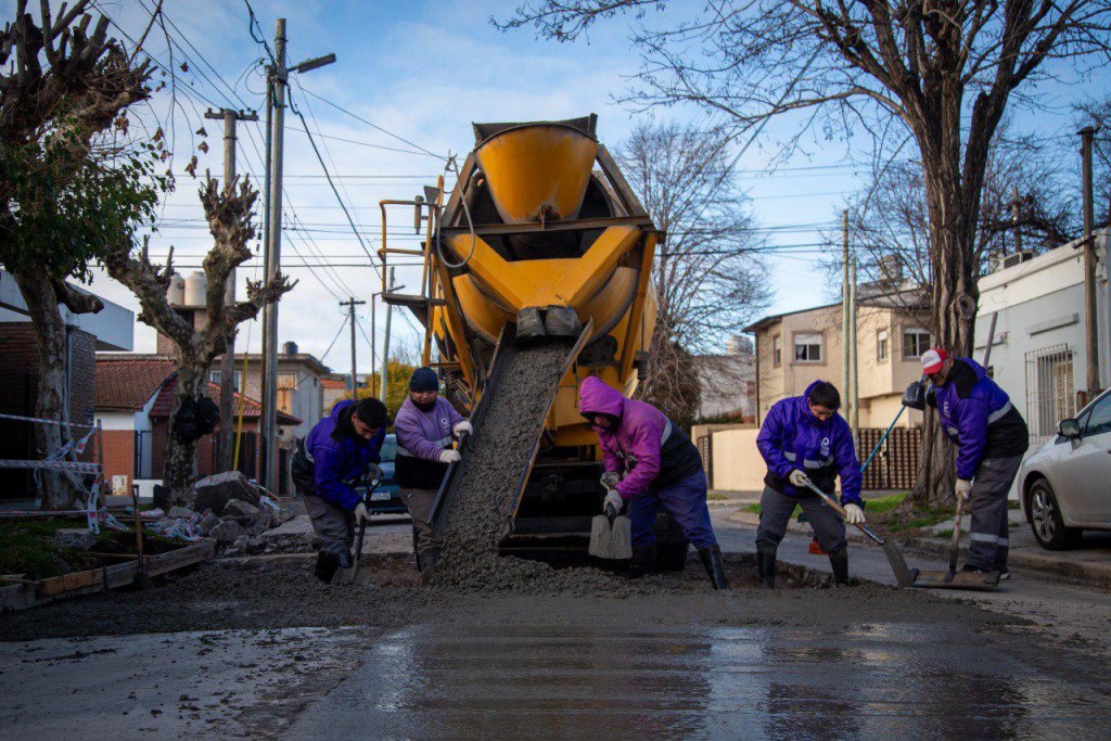 Quilmes refuerza tareas de bacheo y limpieza para mejorar la circulación y el entorno urbano